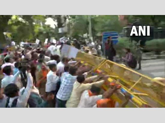 BJP workers & leaders protests outside AAP's office, breaks police barricade