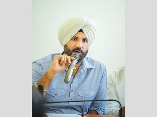 Sukhbir Badal slams Raja Warring  fro touching ‘Jooda’ of Sikh children