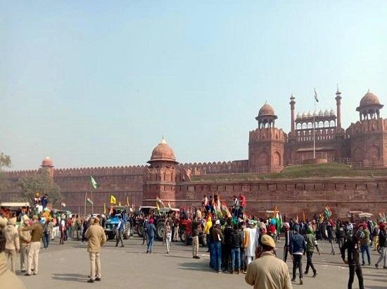Delhi police resort to lathi-charge at Red Fort
