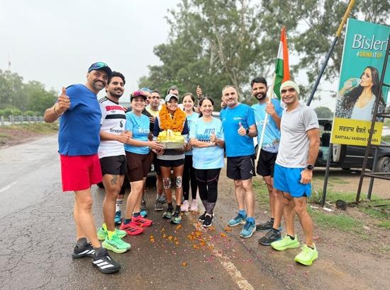 Motivational Marathoner Surender Ahluwalia Joins Sufiya Sufi's 5,000-km Run in Punjab
