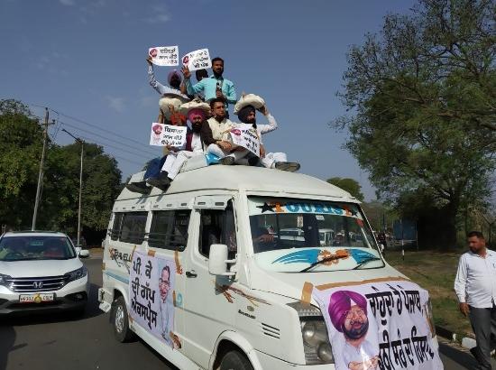 AAP MLAs ferry on 'Captain's Jhoot Express' by carrying 'Jhooth Bundles'