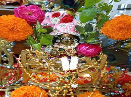 Janmashtami celebrated with midnight prayers, aarti and festivities across country
