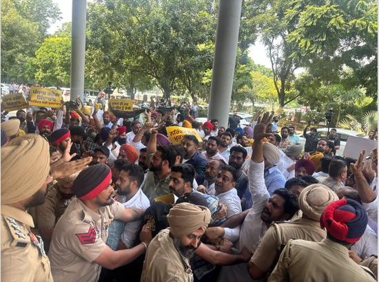 Breaking: AAP workers break barricades to enter GMADA office to gherao ED team, watch video