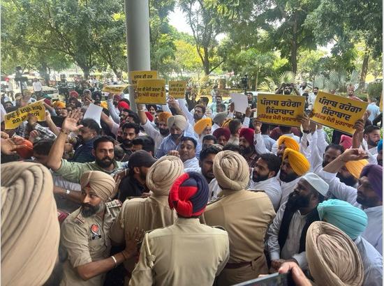 Stone pelting at GMADA office, AAP Dharna being led by Sherry Kalsi, watch live (12.24 PM)