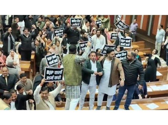 BJP, AAP Councillors create ruckus in Delhi Municipal Corporation