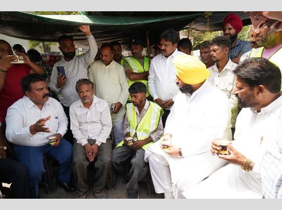 Harjot Bains joins Safai Sewaks over tea during surprise visit to Ludhiana