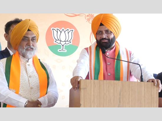 Nayab Singh Saini Refutes AAP MLA Narinder Bharaj’s Allegations, Says “I Don’t Even Know Her Name” ( Watch Video ) 