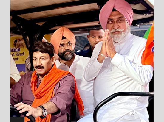 BJP's 'Nasha Mukt Yatra' in Zirakpur - MP Manoj Tiwari Arrives at Venue Riding on Gurdarshan Singh Saini's Tractor