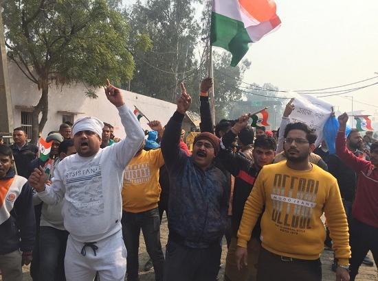 Tension at Singhu, Localites raises slogans against protesters , Delhi-Singh road closed