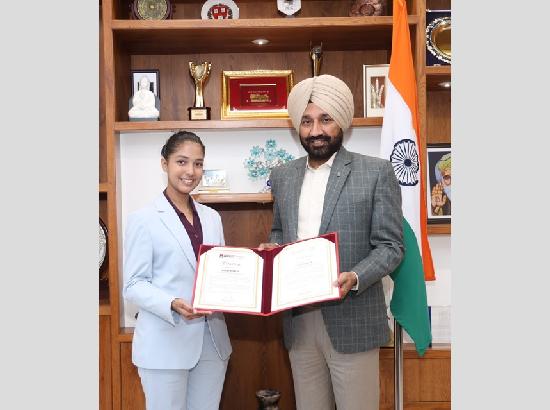 MP Satnam Sandhu honours Chandigarh’s Janvi Jindal for creating history with 11 Guinness World Records in freestyle skating