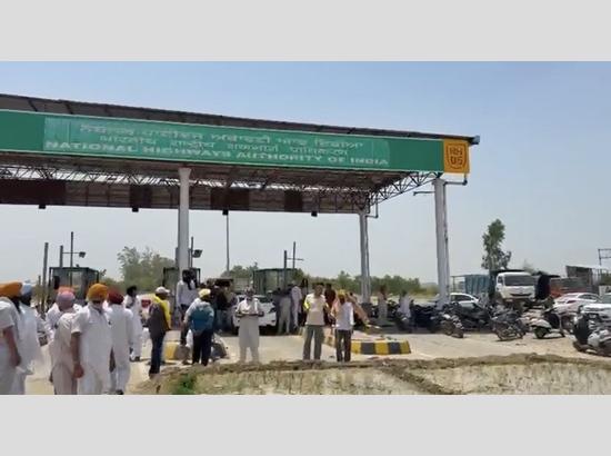 Breaking: Farmers sow paddy in Ferozshah Toll Plaza to protest 8-year compensation delay