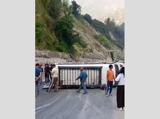 Chandigarh-Manali Highway Accident: Five tourists injured as vehicle turns turtle