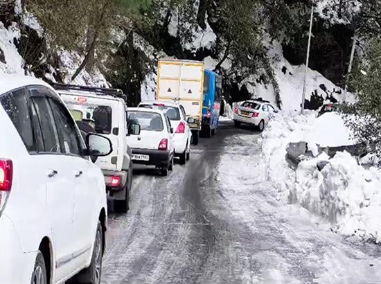 Rain in Shimla, fresh snowfall likely; Over 700 roads blocked across Himachal