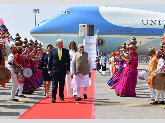 PM Modi started out as 'tea wallah', everybody loves him: Trump ( Watch Video also )
