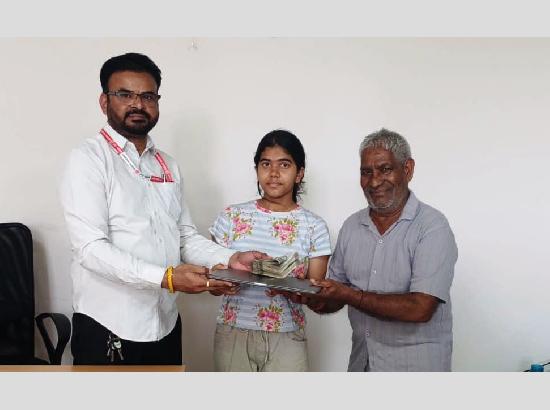 Railway staff returns lost bag containing laptop, cash and important documents to women passenger