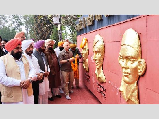 Manish Sisodia pays floral tributes to martyrs at National Martyrs Memorial at Hussainiwala 