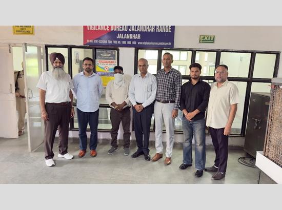 Vigilance Bureau nabs Senior Assistant red-handed accepting bribe of Rs. 5,000